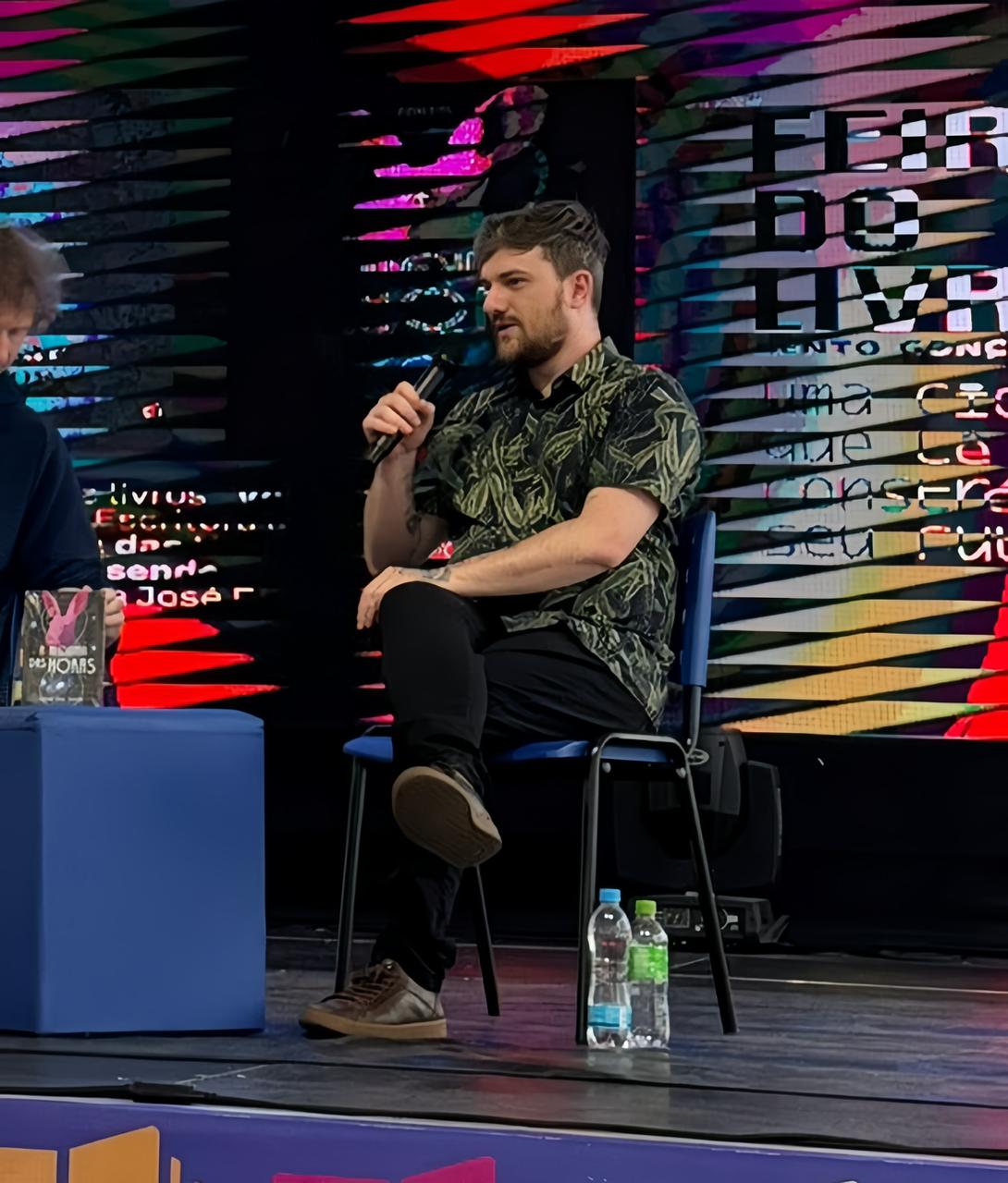 Gabriel Elias Josende durante o lançamento de "A alquimia das horas", na 40ª Feira do Livro de Bento Gonçalves.